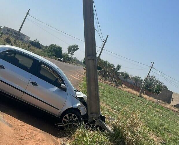 Imagem de compartilhamento para o artigo Mulher desmaia com o calor e bate carro em poste em cidade de MS da MS Todo dia
